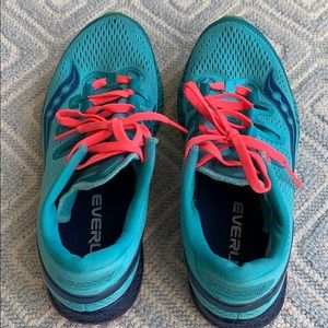 Saucony everun sneaker slightly used